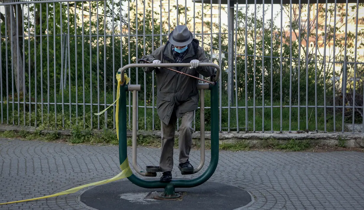 Seorang lansia berolahraga di sebuah taman di Beograd, Serbia (21/4/2020). Waktu tersebut bisa dimanfaatkan untuk berolahraga di taman atau jalan-jalan ringan dengan jarak maksimum 600 meter dari tempat tinggal. (AFP/Oliver Bunic)