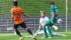 Pemain KMSK Deinze, Marselino Ferdinan (kiri) mencetak gol ketiga timnya saat laga lanjutan Divisi 2 Belgia 2022/2023 melawan Virton di Stadion Burgemeester Van De Wiele, Sabtu (22/04/2023) malam WIB. Melalui gol perdana Marselino, KMSK Deinze berhasil menang dengan skor 3-1. (Twitter/@KMSKDeinze)