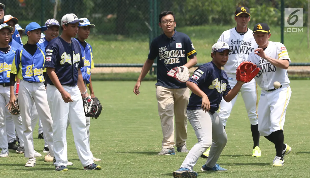 Peserta Asia Baseball Clinic mempraktikkan materi yang diberikan Shuhei Fukuda di Lapangan Baseball GBK, Jakarta, Rabu (19/12). Program ini digelar untuk kedua kalinya dan dikuti 100 atlet Indonesia dari beragam usia. (Liputan6.com/Helmi Fithriansyah)
