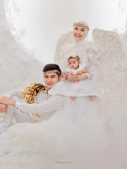 Ria Ricis dan Teuku Ryan jadi Goddess Family ala Yunani di foto keluarga terbaru [@fdphotography90]