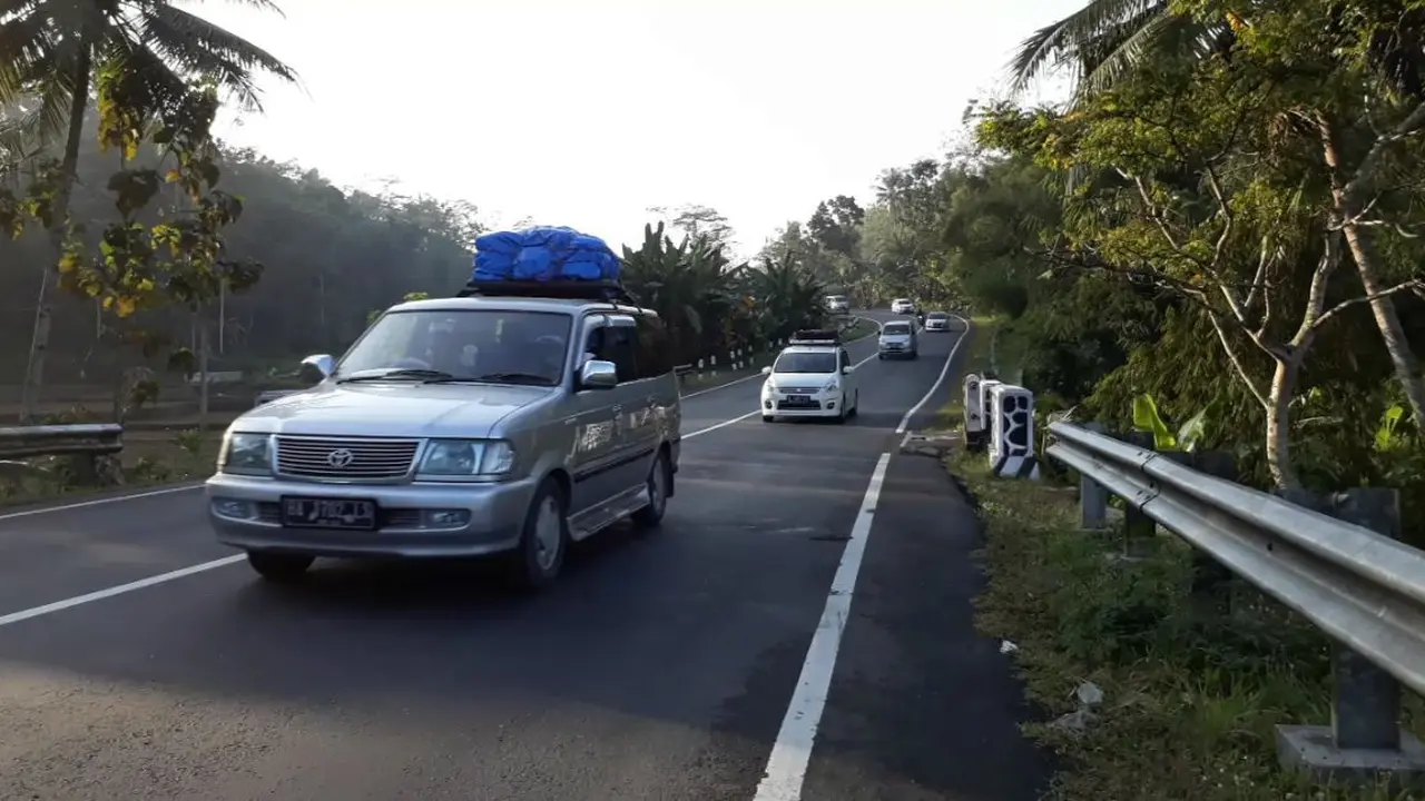 Jalur Selatan ruas Banyumas-Cilacap terpantau ramai lancar pada H+5 Lebaran 2018, atau puncak arus balik 2018. (Liputan6.com/Muhamad Ridlo)