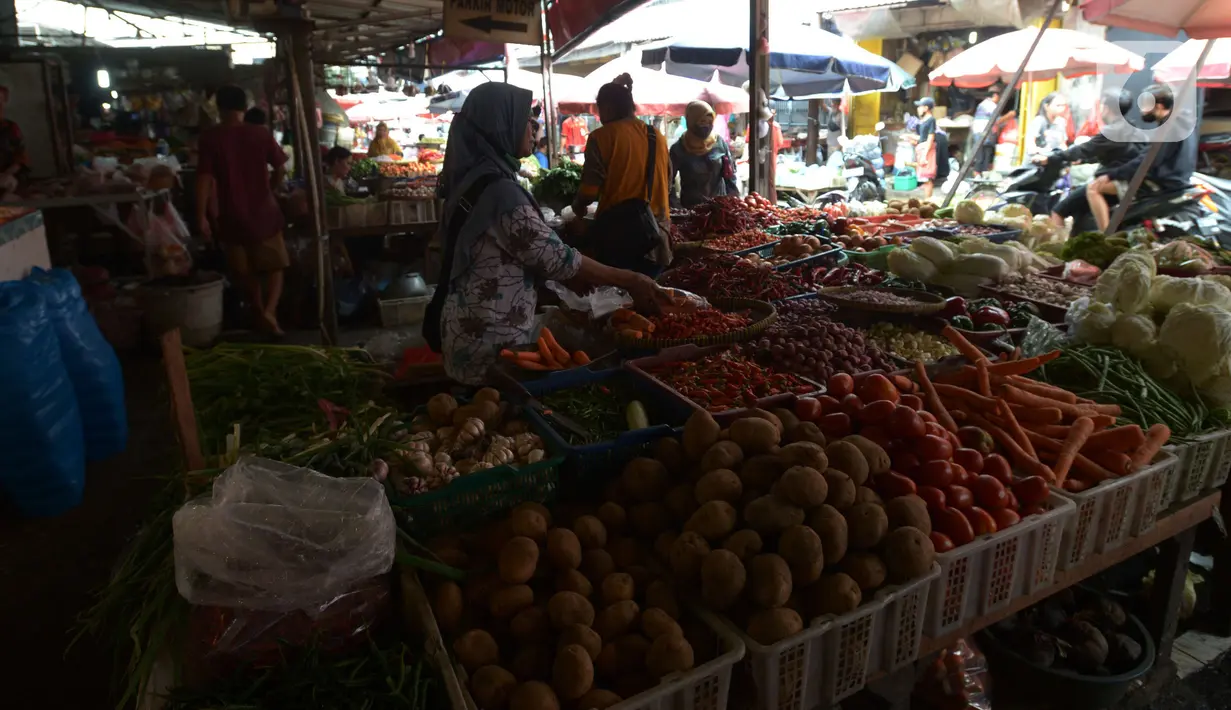 Aktivitas pedagang di pasar tradisoonal Kebayoran, Jakarta, Rabu (3/11/2021). Meskipun pemerintah sudah menurunkan level 1 masa PPKM berskala mikro pedagang mengatakan masih resah karena menurunnya pendapatan harian ditambah sejumlah bahan pokok mengalami kenaikan. (merdeka.com/Imam Buhori)