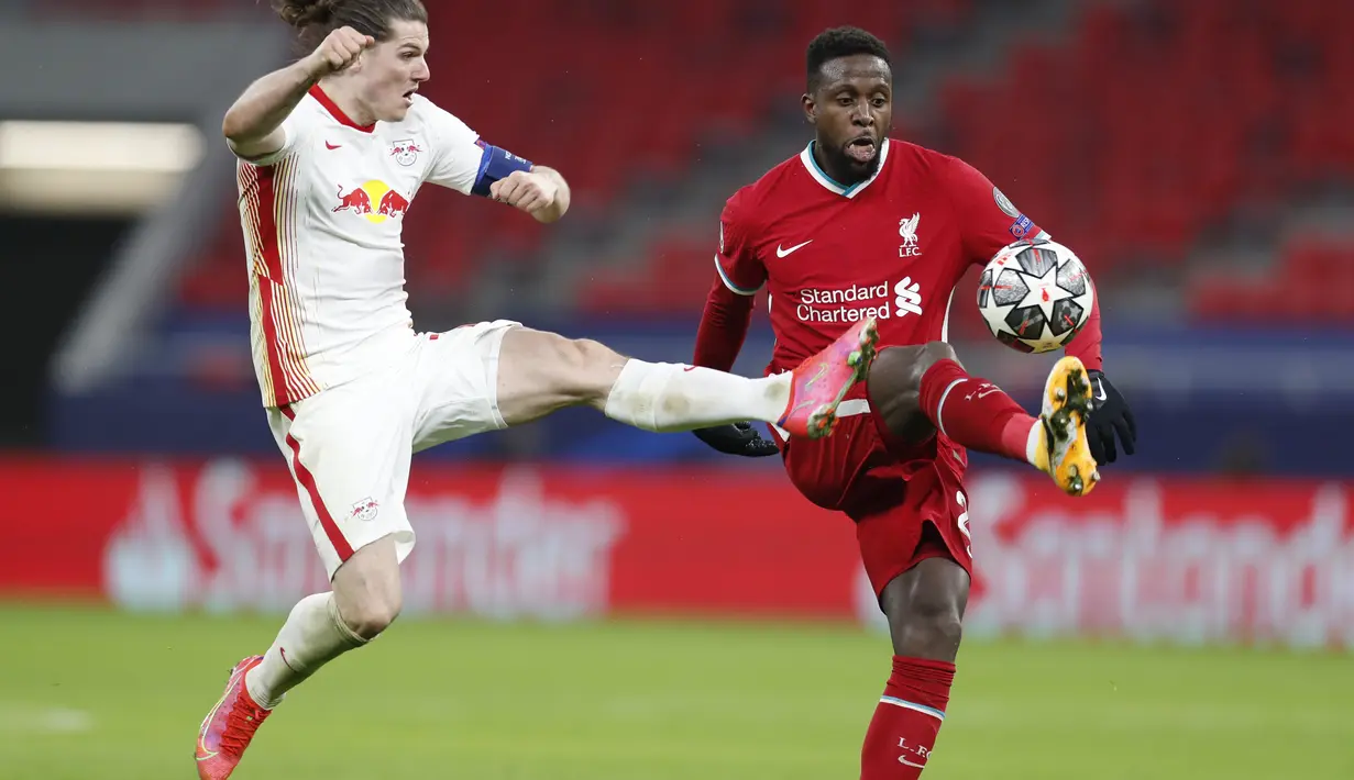 Penyerang Liverpool, Divock Origi (kanan) berebut bola dengan gelandang RB Leipzig, Marcel Sabitzer pada pertandingan leg kedua babak 16 besar Liga Champions di stadion Puskas Arena, Budapest, Hongaria, Kamis (11/3/2021). Liverpool unggul secara agregat dengan skor 4-0 . (AP Photo/Laszlo Balogh)