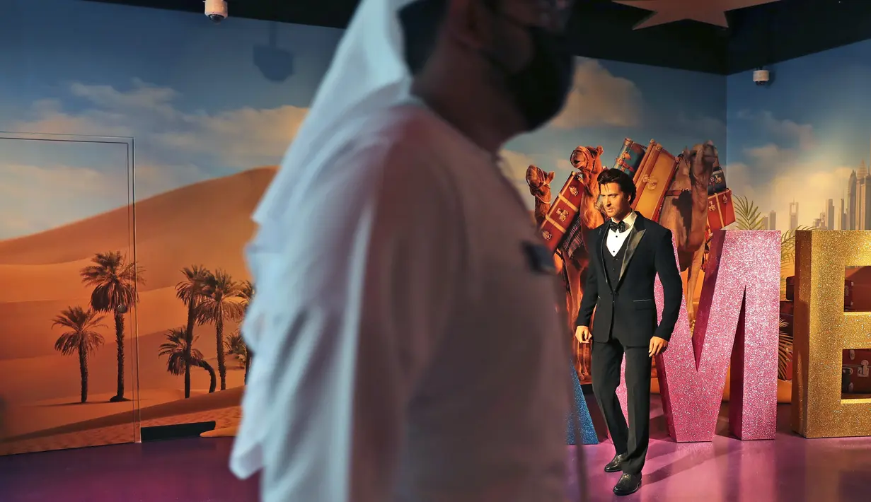 Orang-orang mengunjungi patung lilin aktor India, Hrithik Roshan, pada pembukaan museum Madame Tussauds di Dubai, Uni Emirat Arab, Rabu (13/10/2021). Atraksi lilin terkenal di dunia ini menampilkan koleksi patung lilin dari lebih 60 tokoh terkenal dunia. (AP/Kamran Jebreili)