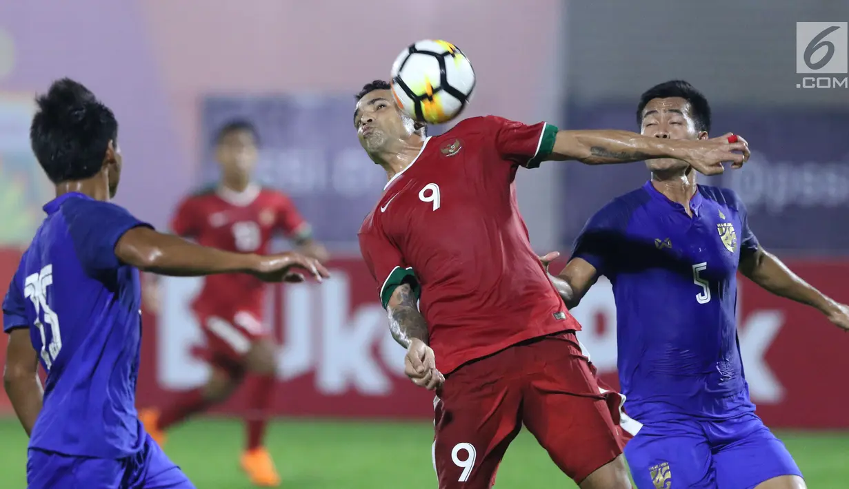 Pemain depan Timnas Indonesia U-23, Alberto Goncalves (tengah) berebut bola dengan pemain Thailand U-23 saat uji coba di Stadion PTIK, Jakarta, Kamis (31/5). Babak pertama, Indonesia U-23 ditahan imbang Thailaind U-23. (Liputan6.com/Helmi Fithriansyah)