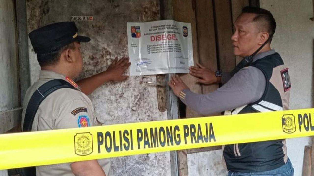 Asep menjelaskan bahwa gudang transit penyimpanan bahan baku sabun itu diduga menjadi sumber busa di aliran Sungai Ciliwung.<br>