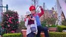 <p>Reino Barack cosplay jadi Mario Bros saat liburan di taman bermain (Sumber: Instagram/princessyahrini)</p>