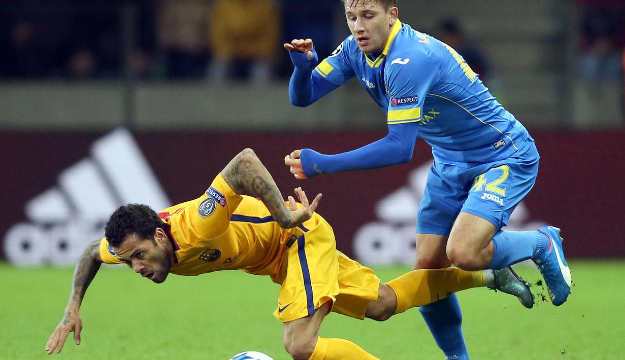 Pemain BATE Borisov, Maksim Volodko (kanan), berusaha menghentikan pemain Barcelona, Dani Alves di laga Grup E Liga Champions di Borisov Arena, Belarus, Rabu (21/10/2015) dini hari WIB. (EPA/Tatyana Zenkovich) 