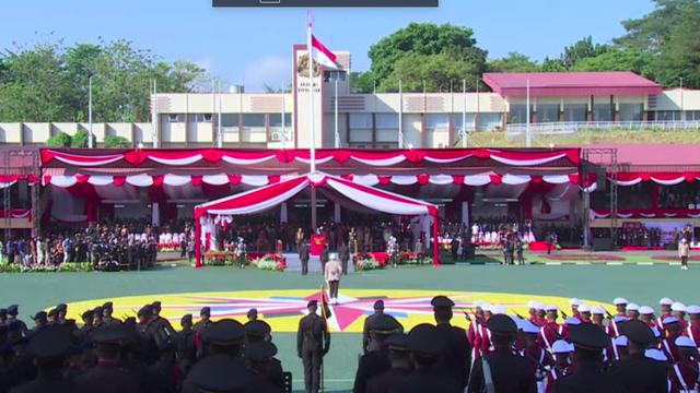 Presiden Joko Widodo atau Jokowi menganugerahkan tanda kehormatan Bintang Bhayangkara Nararya untuk tiga anggota Polri