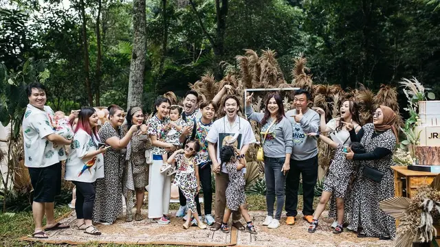 Potret Momen Ulang Tahun Jordi Onsu Ke-28, Bertema Hutan dan Safari. (Sumber: Instagram/jordionsu dan Instagram/frisllyherlind)