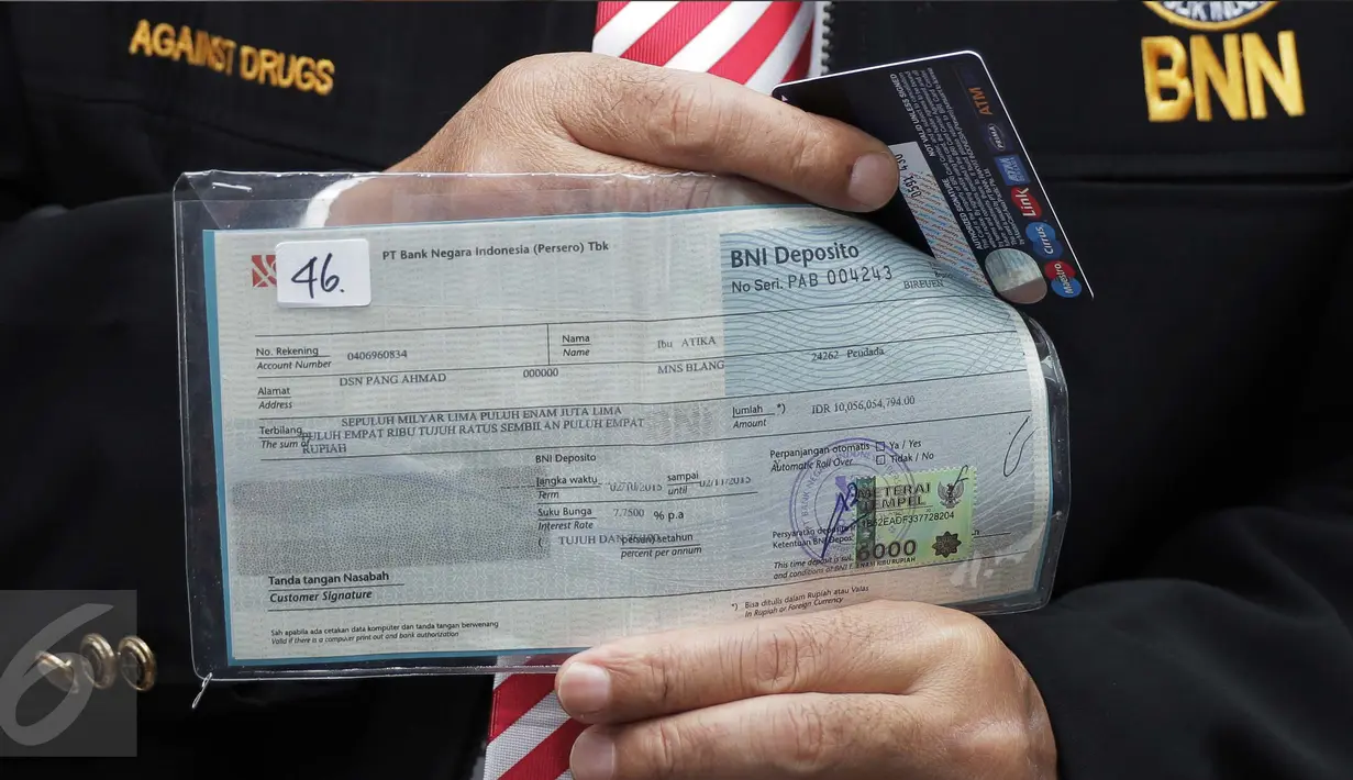 Deputi Pemberantasan Narkotika, Irjen Pol Arman Depari menunjukan barang bukti beserta tersangka saat rilis kasus tindak pencucian uang di BNN, Jakarta, Kamis (24/11). BNN menyita aset senilai Rp 153 Miliar dari tersangka MI. (Liputan6.com/Gempur M Surya)