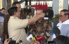 Momen Lucu Presiden Prabowo Buka Topi dan Cek Rambut Putih Menhub Dudy