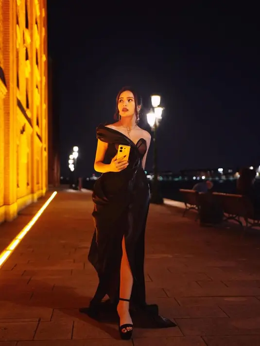 Momen lainnya Beby Tsabina di Italia mengenakan dress hitam yang elegan. Dress dengan detail lengan asimetris dan high-slit di bagian rok ini membalut tubuh Beby dengan sempurna. [Foto: Instagram/bebytsabina]