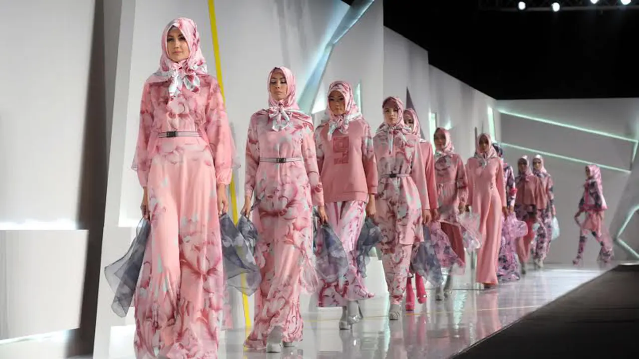 Itang Yunasz, Leburkan Kesan Romantis dan Sporty di IFW 2015
