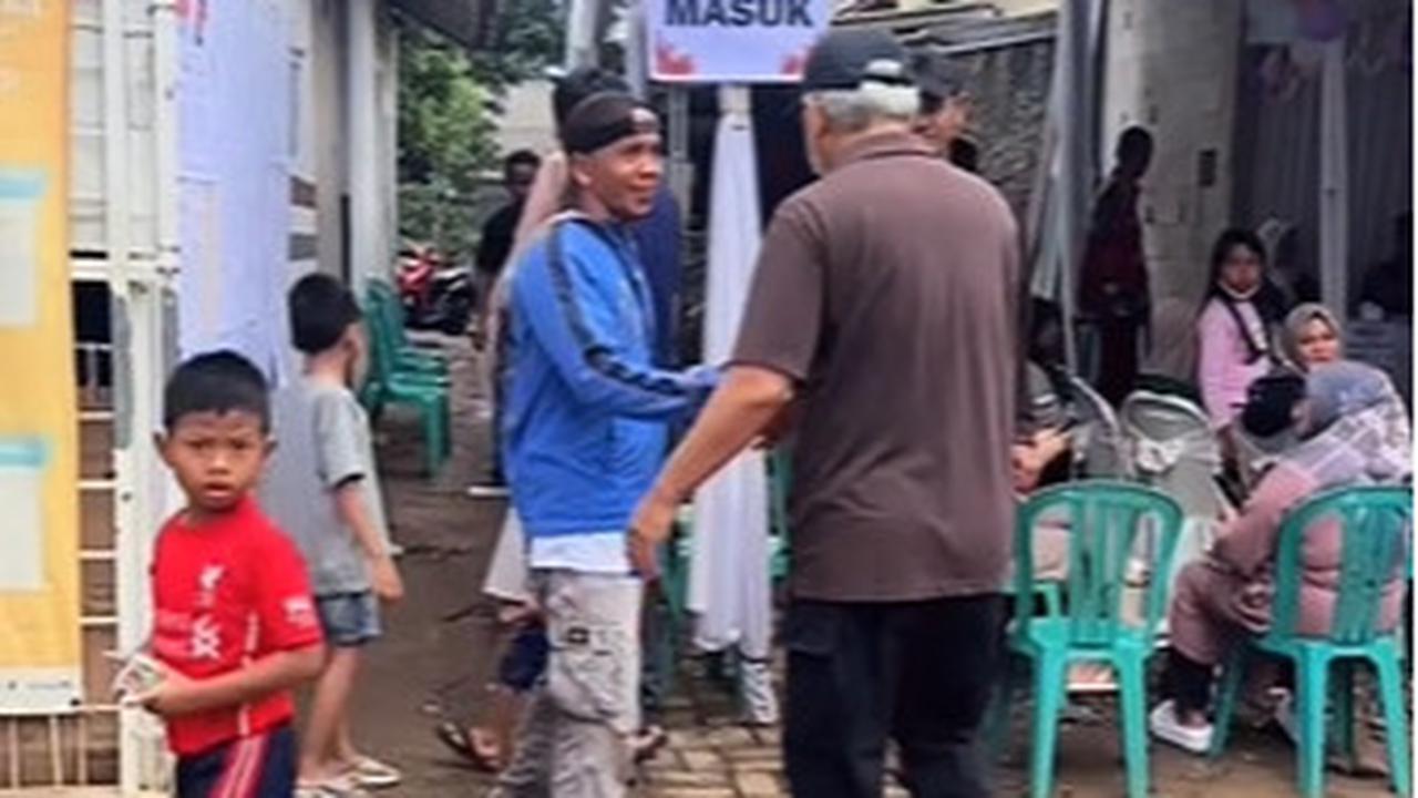 Sang istri berbalut pakaian serba hitam. Sementara kedua buah hatinya tampil berkaos dan celana panjang sederhana.