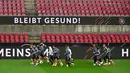 Para pemain timnas Jerman melakukan pemanasan saat sesi latihan di stadion Rheinenergie di Cologne, Jerman barat (9/10/2020). Jerman akan bertanding melawan Turki pada laga persahabatan di stadion Rheinenergie di Cologne, Jerman, Kamis (8/10/2020). (AFP/Ina Fassbender)