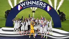 Para pemain Prancis mengangkat trofi setelah merebut gelar juara UEFA Nations League 2021 pada laga final melawan Spanyol di San Siro, Milan, Senin (11/10/2021) dini hari WIB. Prancis menang 2-1 atas Spanyol berkat gol kontroversial Kylian Mbappe di menit akhir. (Miguel Medina/Pool Photo via AP)