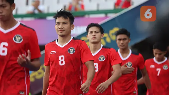 <p>Witan Sulaeman bersama pemain starting XI Timnas Indonesia U-22 lainnya memasuki lapangan jelang dimulainya laga semifinal cabor sepak bola SEA Games 2023 menghadapi Vietnam di Olympic National Stadium, Phnom Penh, Kamboja, Sabtu (13/5/2023). (Bola.com/Abdul Aziz)</p>