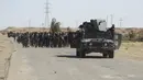 Pasukan tentara Irak mengawal puluhan warga yang melarikan diri setelah terjadi pertempuran antara pasukan Irak dan militas ISIS di kota Hit, provinsi Anbar, (5/4/2016). (REUTERS/Stringer)