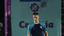 Gelandang Kroasia Mario Pasalic mengikuti sesi latihan di tempat latihan Al Erssal, Doha, Qatar, Rabu (30/11/2022). Pada laga selanjutnya gelandang Kroasia Ivan Perišić akan bertemu gelandang Belgia De Bruyne yang ia nilai sebagai gelandang top dunia. (OZAN KOSE/AFP)