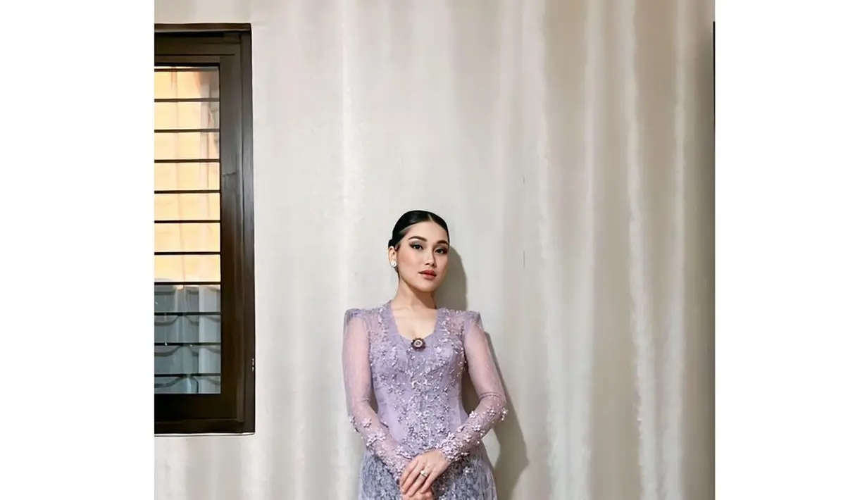 Penampilan Ayu dalam balutan kebaya warna lilac yang soft nggak kalah menawan. Kebaya tersebut berpadu serasi dengan kain batik dengan sentuhan warna lilac senada. [@ayutingting92]