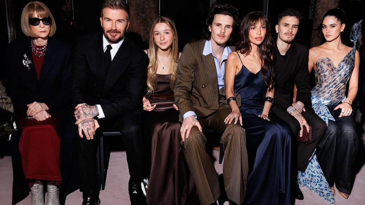 5 Potret Cantik Harper Anak David dan Victoria Beckham saat Dukung Sang Ibu di Paris Fashion Week