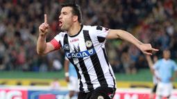 Antonio Di Natale. Striker yang pensiun bersama Udinese pada 2016 usai 12 musim membela La Zebrette ini pernah dua kali menjadi top skor Liga Italia, yaitu dua musim berturut-turut pada 2009/2010 dan 2010/2011. Namun belum sekalipun gelar Liga Italia diraihnya hingga pensiun. (AFP/Simone Ferraro)