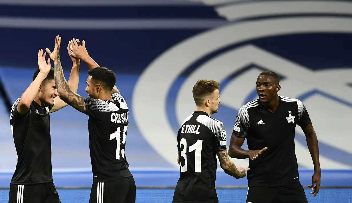 Pemain Sheriff, Jasurbek Yakhshiboev (kiri) berselebrasi usai mencetak gol ke gawang Real Madrid pada pertandingan grup D Liga Champions di stadion Bernabeu, Spanyol, Rabu (29/9/2021). Kekalahan atas Sheriff membuat Real Madrid berada di posisi ketiga dengan 3 poin. (AP Photo/Jose Breton)