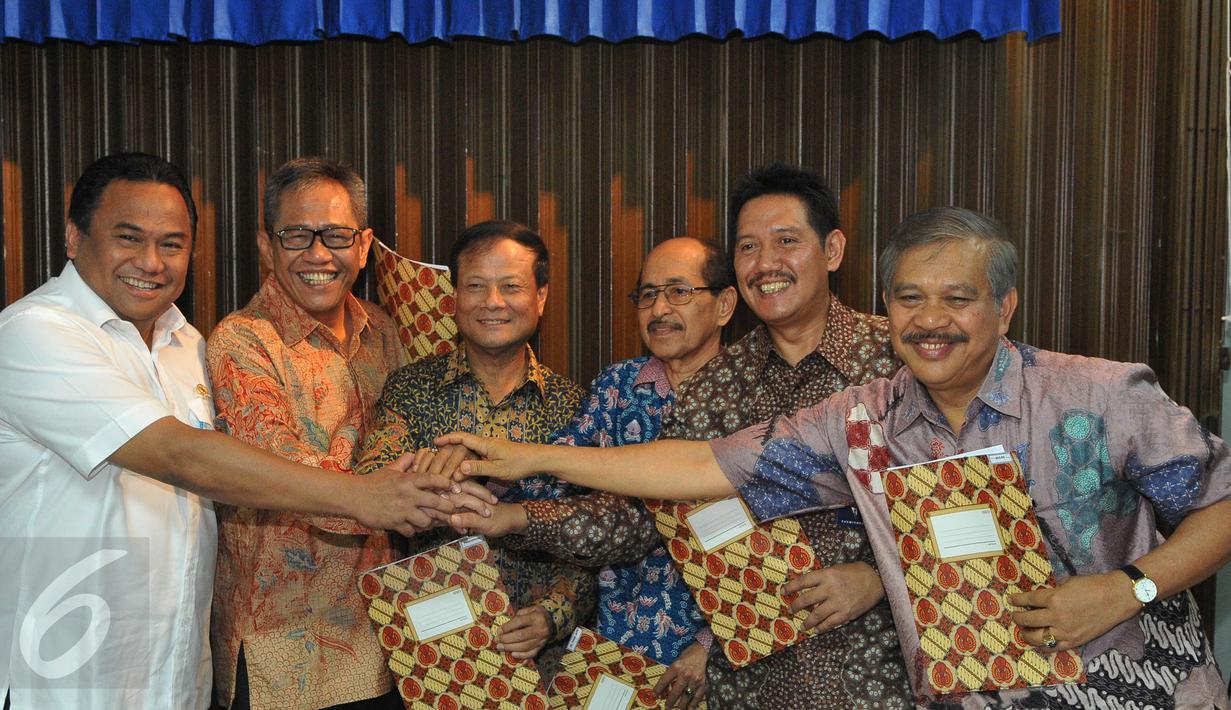 Menteri Perdagangan, Rachmat Gobel (kiri) berfoto usai penandatangan nota kesepahaman di pasar kramat jati, jakarta, Senin (10/8/2015). Depo Bapok Kita ini mendukung operasi pasar yang dilakukan oleh Bulog. (Liputan6.com/Herman Zakharia)