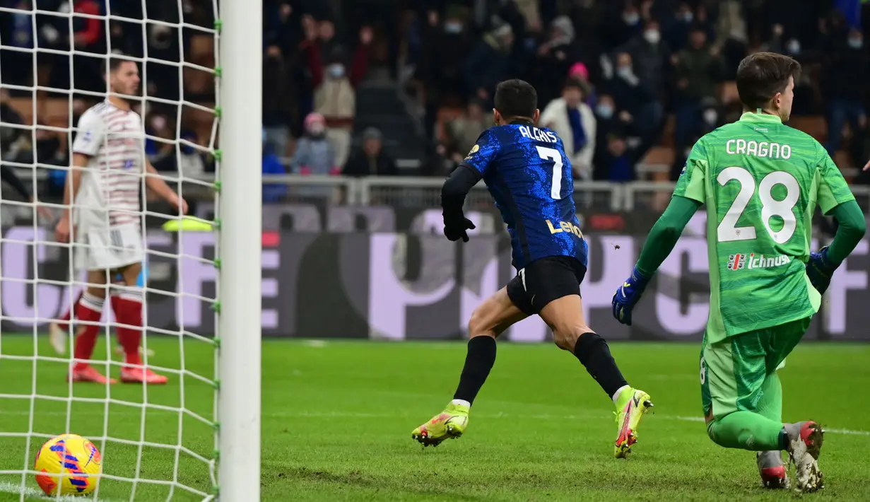 Pada babak kedua, barulah Inter Milan mampu menggandakan skor menjadi 2-0 di menit ke-50. Sepakan voli Alexis Sanchez usai menerima umpan Nicolo Barella bersarang telak di gawang Alessio Cragno. (AFP/Miguel Medina)