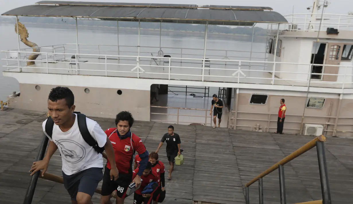 Pemain Mitra Kukar memanfaatkan fasilitas transportasi kapal feri setiap akan berlatih menuju Stadion Aji Imbut, Tenggarong, Kaltim, Sabtu (3/10/2015). (Bola.com/Vitalis Yogi Trisna)