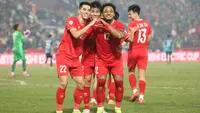 Pemain&nbsp;Timnas Vietnam, termasuk Nguyen Tien Linh (22) dan Nguyen Xuan Son (12), merayakan keberhasilan ke final Piala AFF 2024 setelah mengalahkan Singapura dengan agregat 5-1. Pada semifinal kedua di Viet Tri Stadium, Minggu malam (29-12-2024), Vietnam menang 3-1. (Bola.com/VFF)