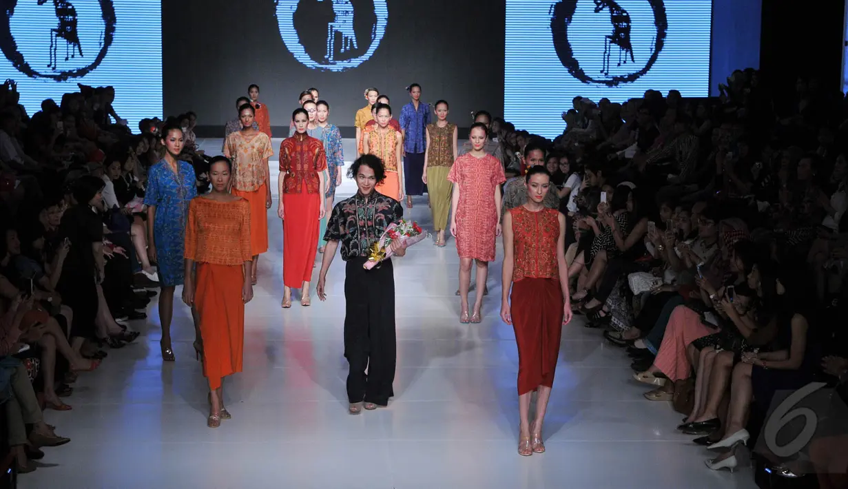 Koleksi terbaru dari Oscar terdiri dari 40 karya bertajuk "MY NAME IS ASIA” di Jakarta Fashion and Food Festival 2015, Jakarta, Senin (25/5/2015). Oscar menghadirkan gaya busana Indonesia yang dipengaruhi budaya Tiongkok, (Liputan6.com/Herman Zakharia) 