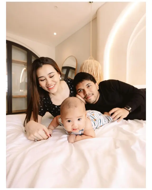 Aaliyah dan Thariq baru ungkap wajah baby Arash di usia 3 bulan, ini 7 potretnya
