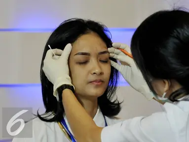 Pengunjung mencoba sejumlah alat kecantikan saat digelarnya pameran alat kecantikan dan di Jakarta Convention Center (JCC), Jakarta, Sabtu (17/10). Acara akan berlangsung hingga 17 Oktober 2015. (Liputan6/Johan Tallo)