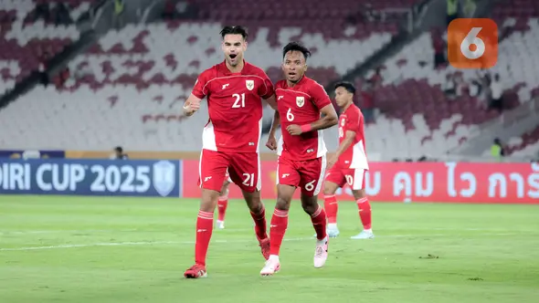 <p>Pemain Timnas Indonesia U-23, Jens Raven (kiri) melakukan selebrasi bersama Robi Darwis setelah mencetak gol ke Brunei dalam laga Grup A Piala AFF U-23 2025 di Stadion Utama Gelora Bung Karno (SUGBK), Senayan, Jakarta, Selasa (15/07/2025). (Bola.com/Abdul Aziz)</p>