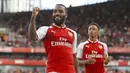 Striker Arsenal, Alexandre Lacazette, melakukan selebrasi usai mencetak gol ke gawang Sevilla pada laga turnamen Piala Emirates yang berlangsung di Stadion Emirates, Minggu (30/7/2017). Arsenal takluk 1-2 dari Sevilla. (AP/John Walton)