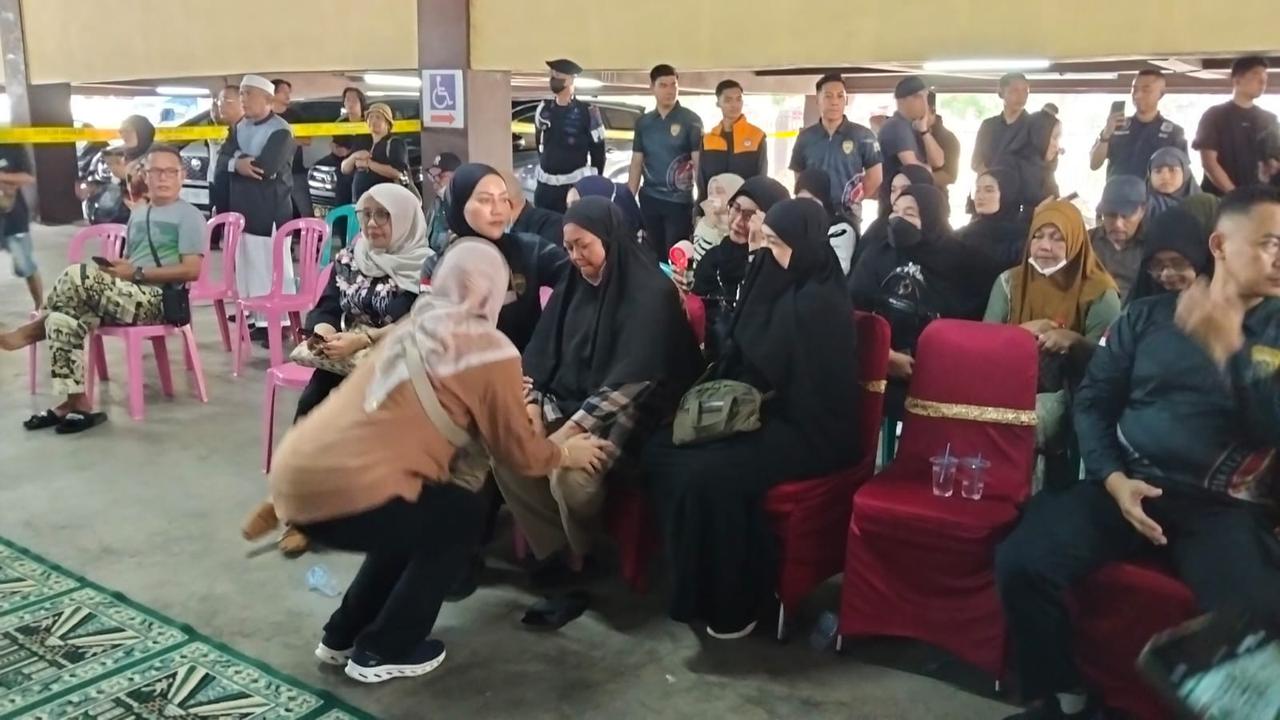 Tangis Haru Keluarga Saat DVI Serahkan 7 Korban Kecelakaan Pesawat ATR 42-500
