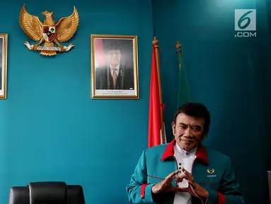 Ketua Umum Partai Idaman Rhoma Irama memberi salam Idaman saat sesi foto di Kantor DPP Partai Idaman, Jakarta, Selasa (16/1). Partai Idaman menyatakan akan melaporkan Bawaslu ke Dewan Kehormatan Penyelenggara Pemilu (DKPP). (Liputan6.com/JohanTallo)
