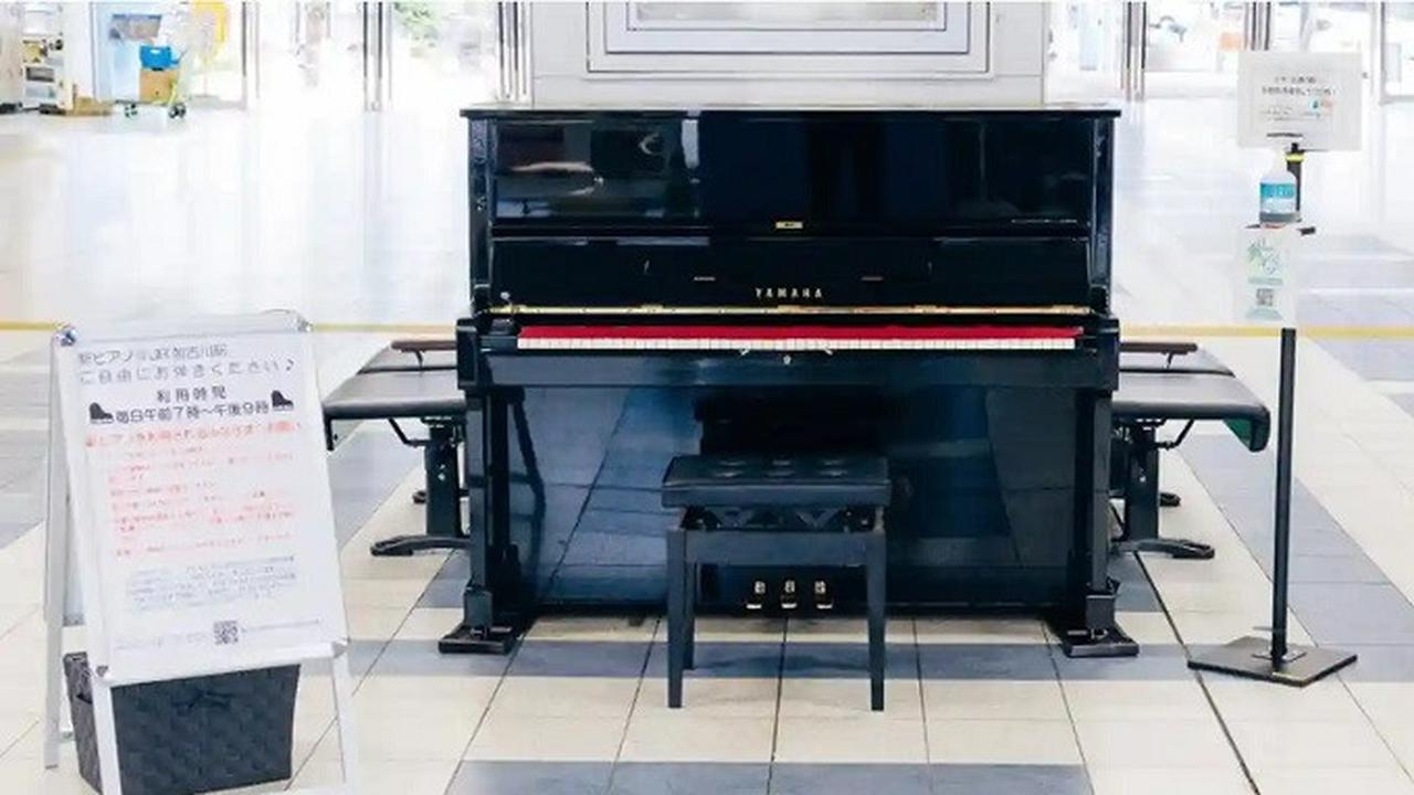 Piano jalanan di Kakogawa, Jepang, akan disingkirkan dari stasiun kereta utama karena kerap dimainkan terlalu keras atau terlalu lama. (Dok. Dewan Kota Kakogawa via The Guardian)