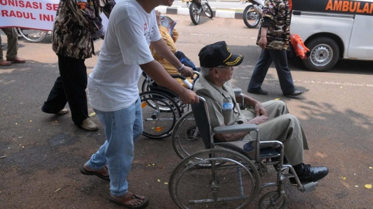 Pakai kursi roda, para veteran demo tolak RPP rumah negara