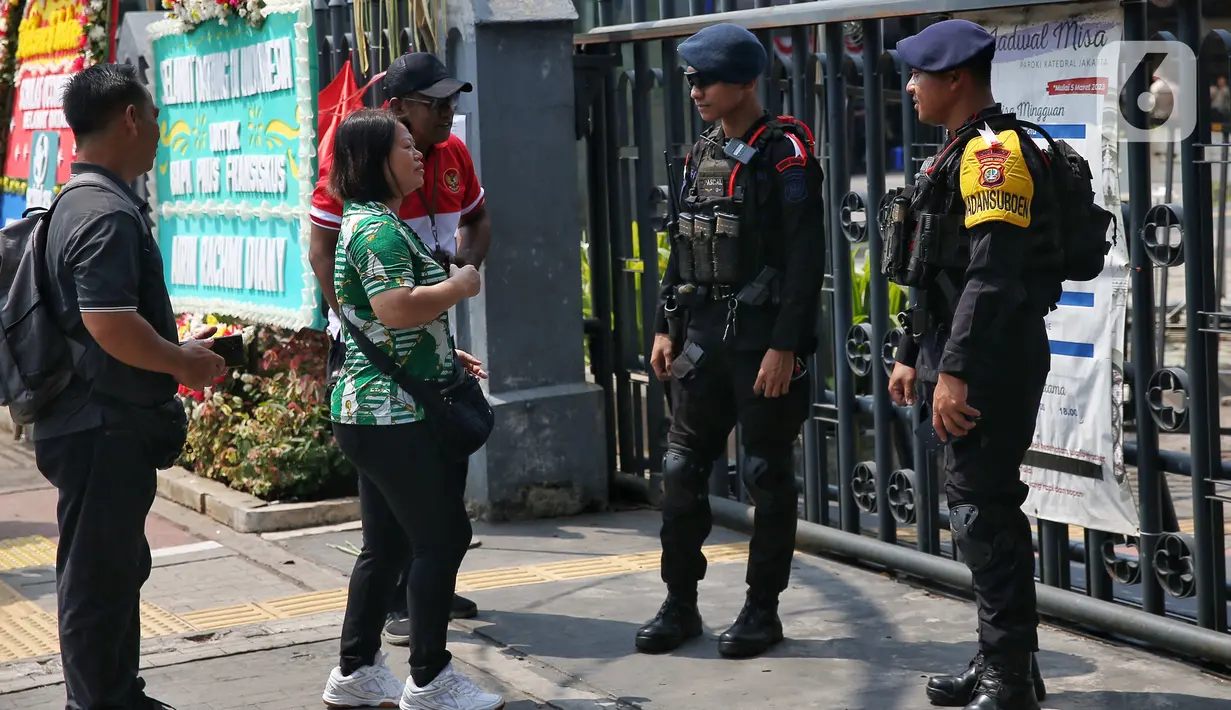 Personel TNI dan Polri terlihat melakukan pengamanan ketat di sekitar Gereja Katedral, Jakarta. (Liputan6.com/Angga Yuniar)