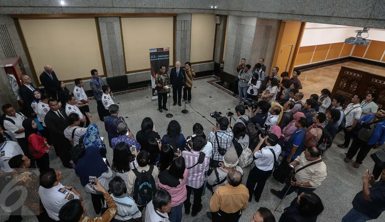 Suasana konferensi pers usai acara Indonesia - U.S Aviation Working Group, Indonesia - U.S Cooperating For Aviation Growth di Ruang Mataram, Gedung Kemenhub, Selasa (17/1). (Liputan6.com/Faizal Fanani)