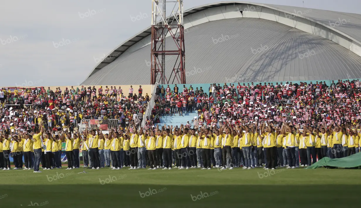 Aksi para anggota polisi menjadi hiburan tersendiri dalam acara launching tim Bhayangkara Surabaya United di Stadion Gelora Deltras, Sidoarjo, Minggu (24/4/2015). (Bola.com/Zulfirdaus Harahap)
