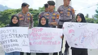 Melalui poster masa aksi, mengampanyekan bahaya industri ekstraktif. Foto: Simpul Walhi Gorontalo (Arfandi Ibrahim/Liputan6.com)