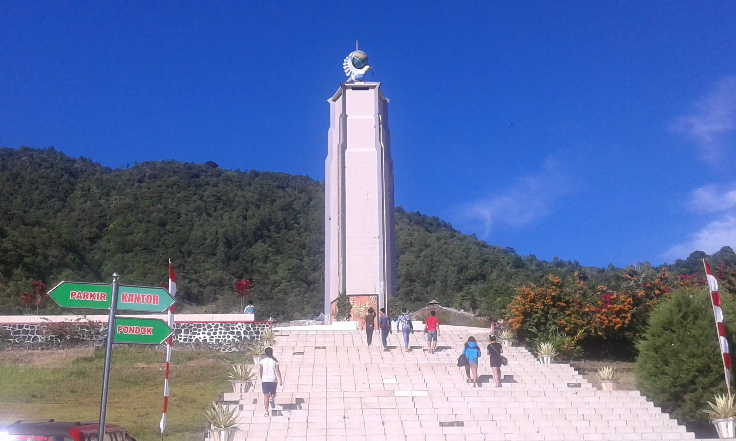 Tugu Kerukunan berdiri tegak di objek wisata Bukit Kasih Kanonang. (Liputan6.com/Yoseph Ikanubun).