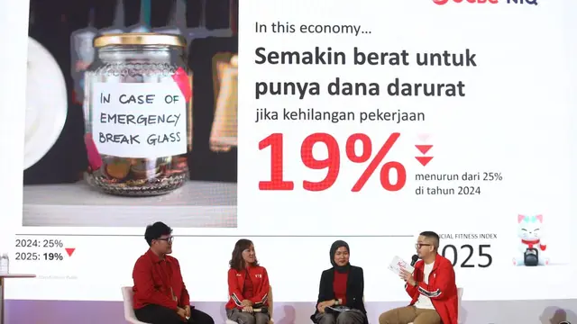 Pemaparan materi mengenai pentingnya mempunyai dana darurat pada acara " "Win This Economy by being FUNanciallyFIT" bersama OCBC