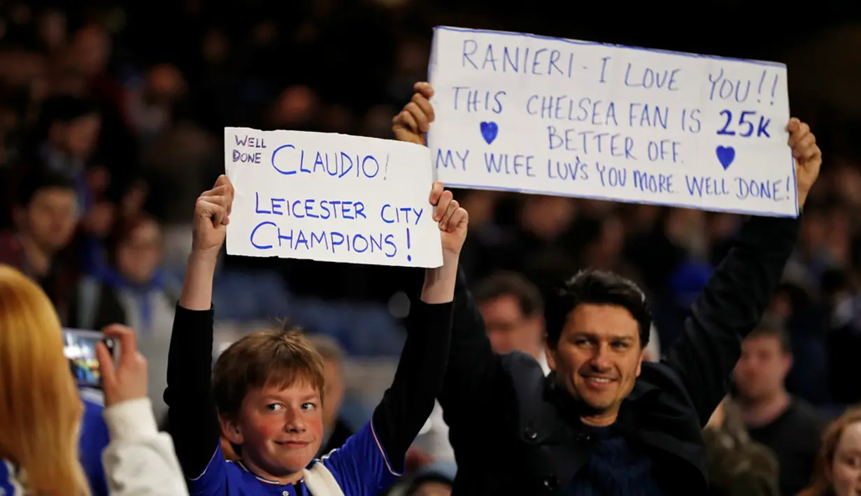 Suporter Chelsea membawa poster dukungan kepada pelatih Leicester City, Claudio Ranieri, saat pertandingan melawan Tottenham Hotspur di Stadion Stamford Bridge, London, (2/5/2016). (Action Images via Reuters/John Sibley)