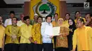 Khofifah Indar Parawansa (ketiga kiri) bersama Bupati Trenggalek, Emil Elistyanto Dardak menunjukkan surat rekomendasi Cagub dan Cawagub Jawa Timur pada Pilkada 2018 dari Partai Golkar di Jakarta, Rabu (22/11). (Liputan6.com/Helmi Fithriansyah)