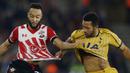 3. Penyerang Southampton, Nathan Redmond, tarik-tarikan dengan gelandang Tottenham, Mousa Dembele, pada laga Premier League di Stadion St Mary, Inggris, Rabu (28/12/2016). (Reuters/Matthew Childs)